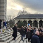 Multitudinario homenaje de despedida en París a Luc Montagnier: «Este fervor es el corazón de Francia que late»
