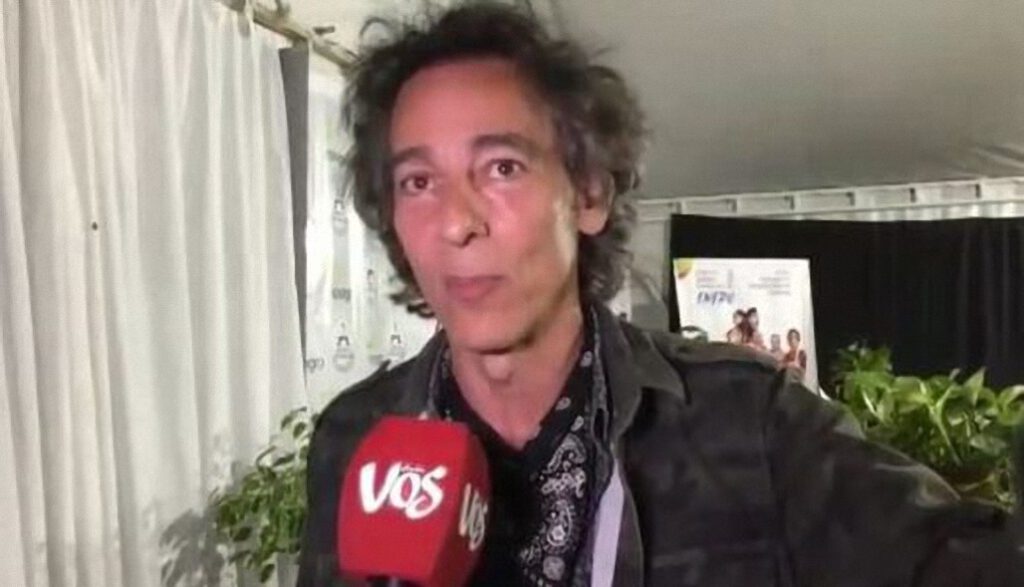 El cantante Javier Calamaro, hermano de Andrés Calamaro, arremete contra las vacunas y revela el elevado número de amigos que ha perdido a causa de ellas