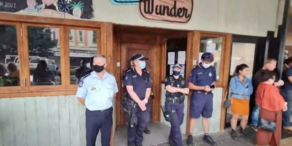 Propietarios de un pub en Australia son arrestados por resistirse a la tiranía del Covid en su negocio