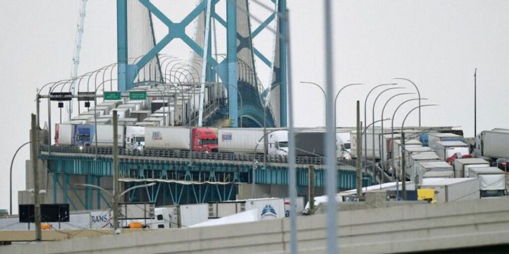 El puente más grande entre Estados Unidos y Canadá es ‘cerrado temporalmente’ debido a un gran bloqueo de camioneros