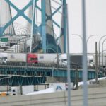 El puente más grande entre Estados Unidos y Canadá es ‘cerrado temporalmente’ debido a un gran bloqueo de camioneros