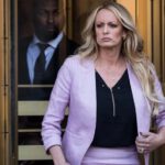 La ex actriz porno Stormy Daniels, ex amante de Trump, habla de muñecas embrujadas y fuerzas oscuras durante un juicio por fraude