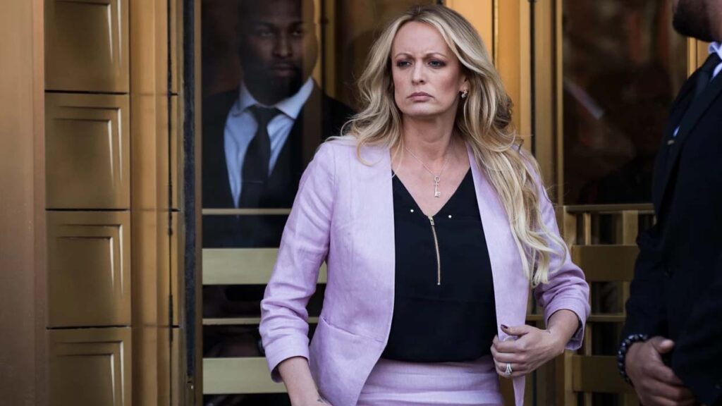 La ex actriz porno Stormy Daniels, ex amante de Trump, habla de muñecas embrujadas y fuerzas oscuras durante un juicio por fraude