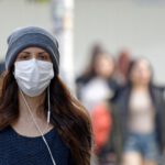 La gente sigue con la mascarilla por la calle