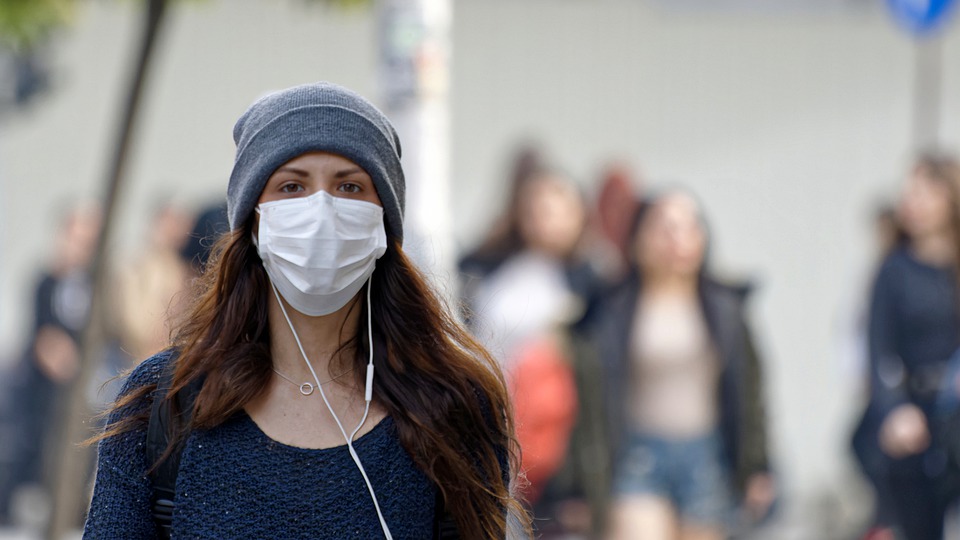 La gente sigue con la mascarilla por la calle