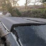 Una carretera del Reino Unido es arrancada y retorcida por «movimientos subterráneos inexplicables»