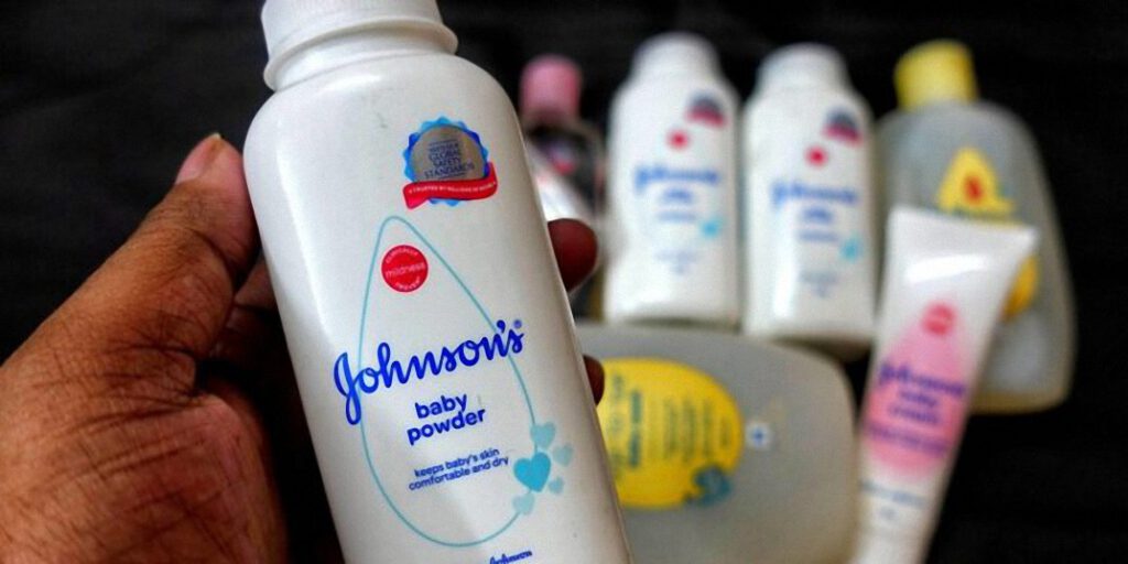 Johnson & Johnson ayudó a financiar un estudio que inyectaba asbesto a prisioneros estadounidenses en la década de 1970