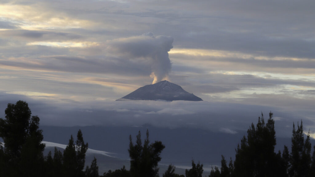 Alpinista escala hasta la cima del volcán Popocatépetl y capta imágenes de su cráter