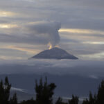 Alpinista escala hasta la cima del volcán Popocatépetl y capta imágenes de su cráter