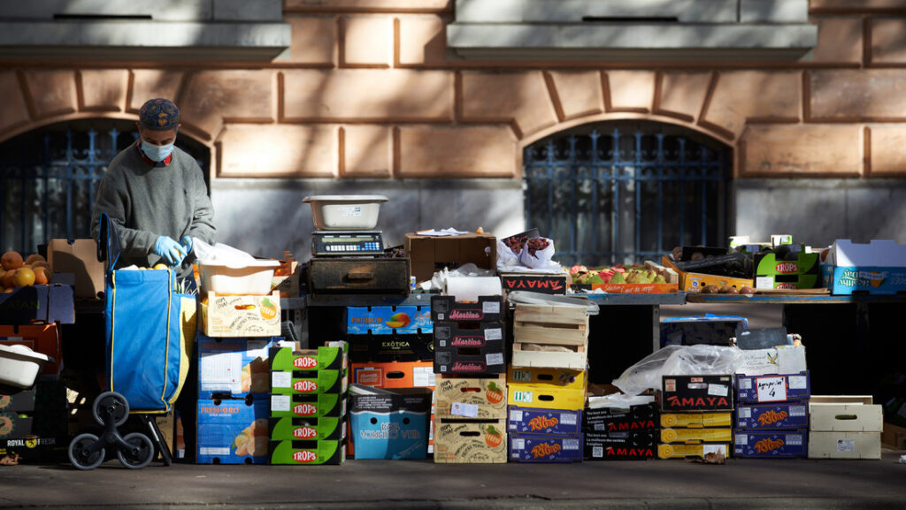 Macron pronostica una crisis de alimentos mundial y propone introducir cheques alimentarios para los hogares más pobres y la clase media