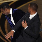 Will Smith sube al escenario y golpea a Chris Rock en directo en la gala de los Oscar, luego de que hiciera una broma sobre su esposa