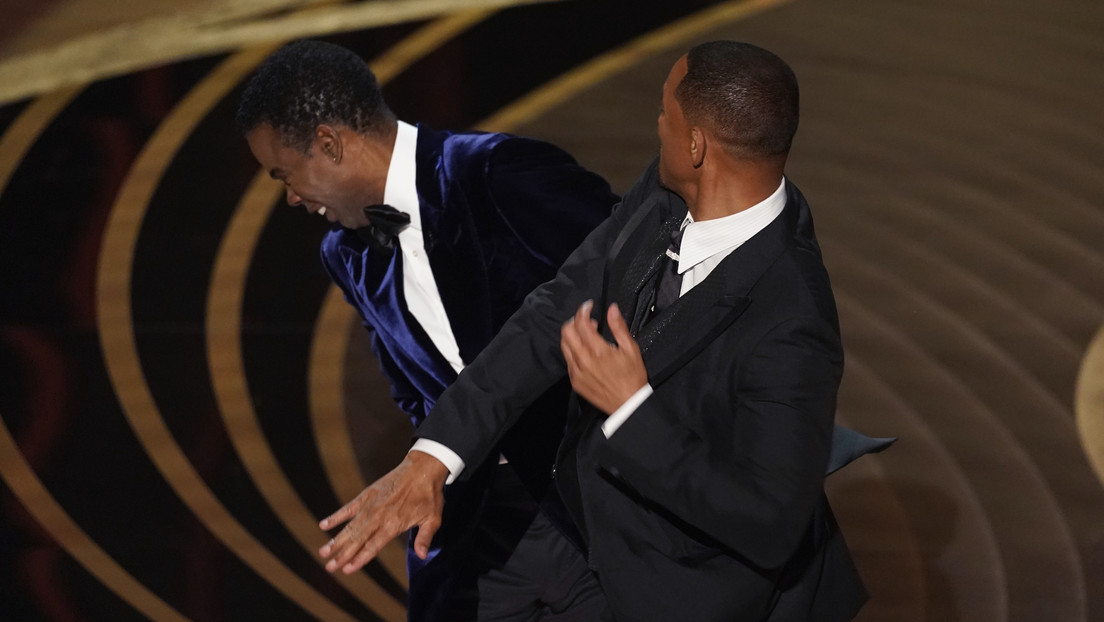Will Smith sube al escenario y golpea a Chris Rock en directo en la gala de los Oscar, luego de que hiciera una broma sobre su esposa