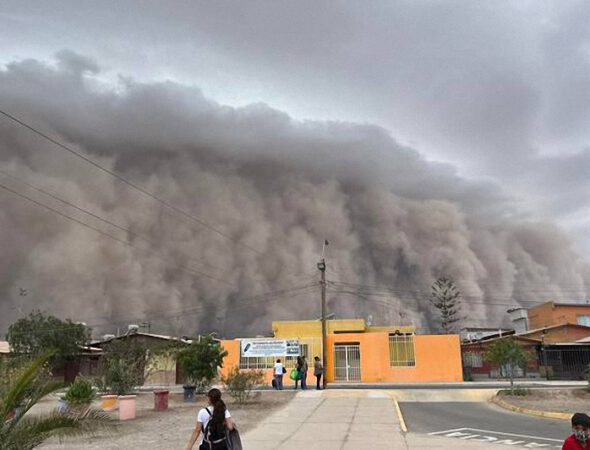 Captan impactante tormenta de arena en Diego de Almagro