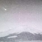 Captan dos ovnis descendiendo sobre el Monte Fuji en Japón