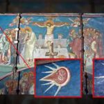 Fresco medieval de la crucifixión de Jesús muestra dos objetos voladores con sus pilotos