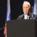 Las 8 Mejores frases de Pedro Romaniuk y la visión de los seres azules de Parravicini