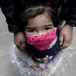 Comisión de Salud Pública en España decide que casos confirmados de COVID19 no realicen aislamiento mientras los niños sanos siguen con mascarillas