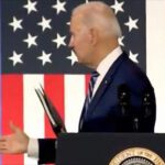 Biden tiende la mano a una persona imaginaria