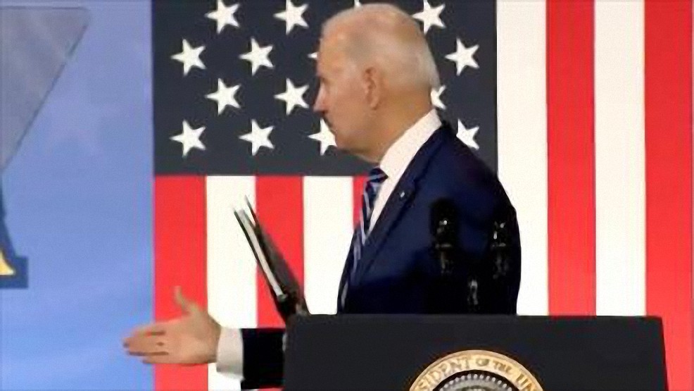 Biden tiende la mano a una persona imaginaria