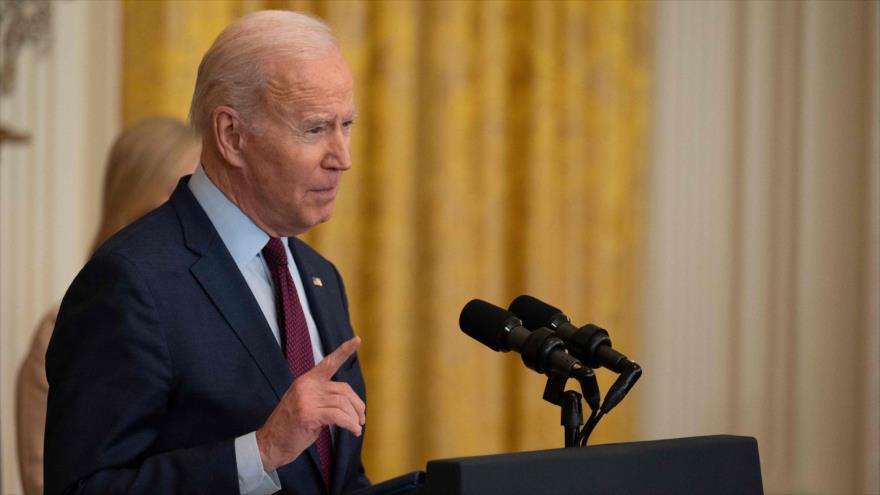 Biden prohíbe que barcos con la bandera de Rusia atraquen en EEUU