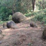 Decenas de misteriosas vasijas antiguas de piedra gigantes son encontradas en la India