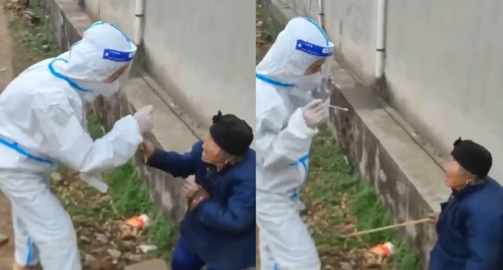 Video viral de una anciana china que se defiende con su bastón de un policía sanitario