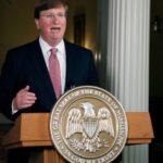 Mississippi prohíbe los mandatos de vacunación y los pasaportes de vacunas