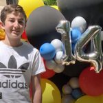 La demanda alega que un niño de 15 años fue llevado al suicidio por acosadores que decían que no estaba vacunado