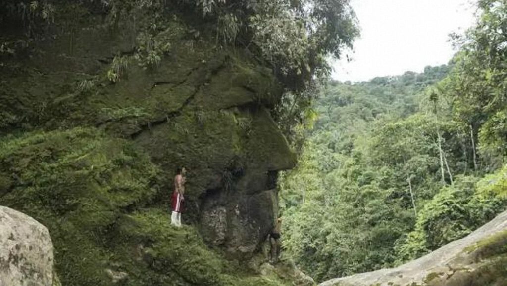 El misterioso rostro de piedra oculta en la selva de Madre de Dios (Perú)