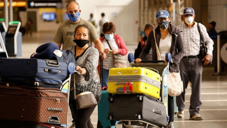 Colocan un robot en un aeropuerto de Dallas que detecta a los pasajeros que no usan mascarilla