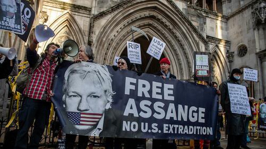 Julian Assange, más cerca de ser transferido a EE. UU. después de que un tribunal de Londres emitiera una orden de extradición