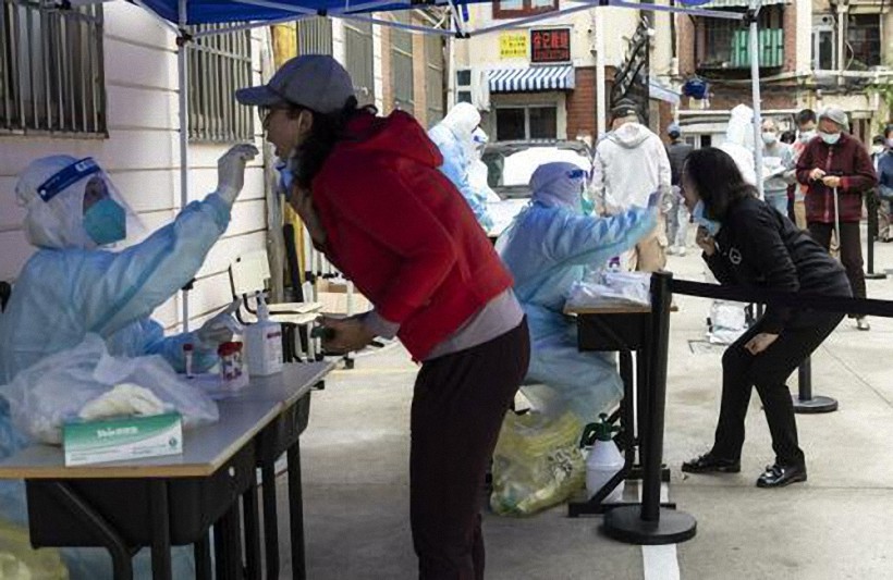 Shanghai reporta récord de muertes por COVID a medida que se prolonga el confinamiento