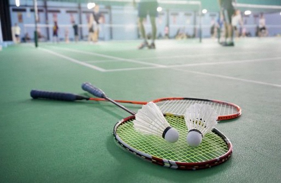 Universidad canadiense prohíbe a hermanos no vacunados competir en torneo de bádminton