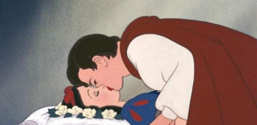 ¡Esperpento insuperable! Censuran el beso de Blancanieves por no consentido