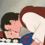 ¡Esperpento insuperable! Censuran el beso de Blancanieves por no consentido