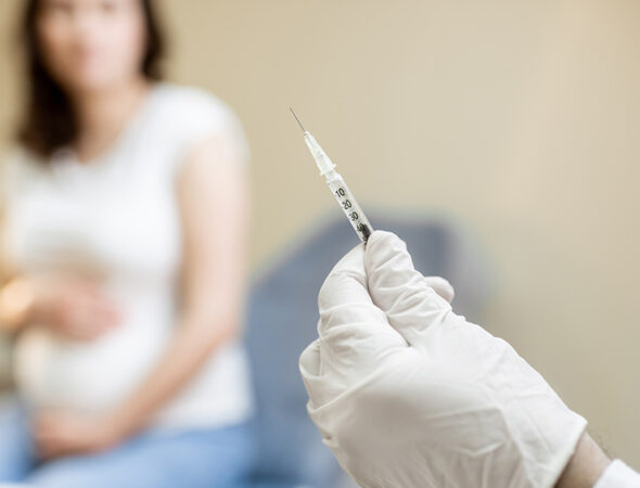 Close-Up-Vaccine-Pregnant-Doctor