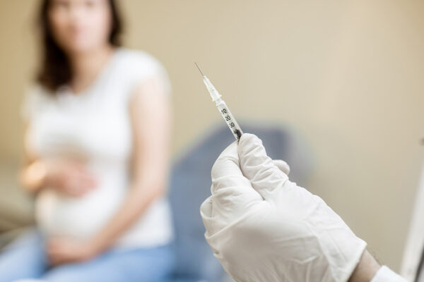 Close-Up-Vaccine-Pregnant-Doctor