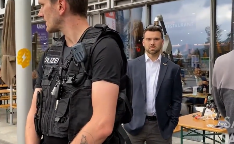 El periodista Jack Posobiec detenido por la policía del Foro Económico Mundial en la reunión de Davos