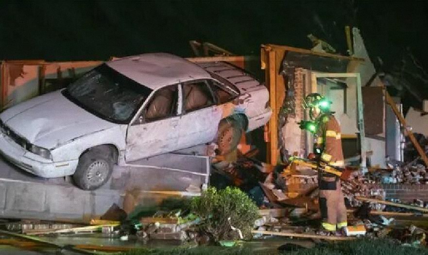 Un tornado extremo arrasa con varias casas en Kansas (EE. UU)