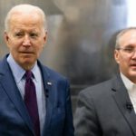 ‘¿Hacia dónde me dirijo?’ Joe Biden confundido ‘se pierde’ en una habitación llena de gente