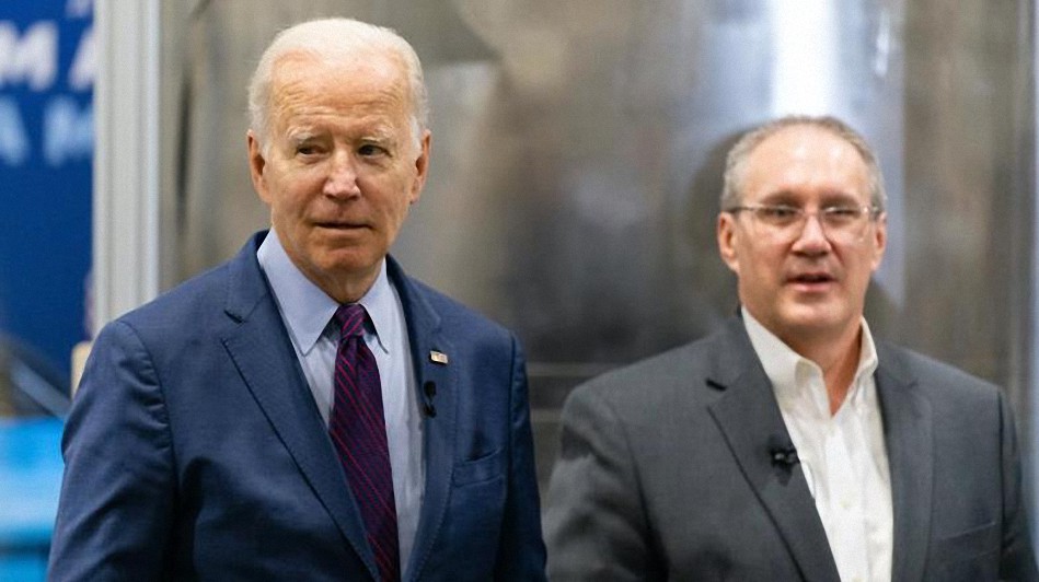 ‘¿Hacia dónde me dirijo?’ Joe Biden confundido ‘se pierde’ en una habitación llena de gente