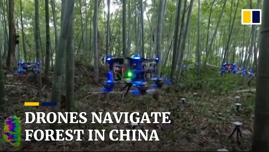 Enjambre de drones chinos autónomos vuela a través del bosque mientras busca humanos