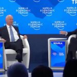 Klaus Schwab se relaciona con el jefe de Pfizer mientras condenan a la ‘gente de la conspiración’ y a los ‘antivacunas’