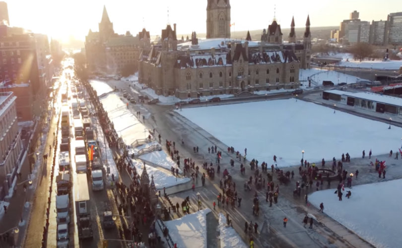 Trudeau niega que el avión que voló varias veces sobre Freedom Convoy espiaba a los manifestantes