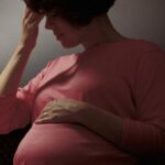 ‘Lo que he visto en los últimos 2 años no tiene precedentes’: médico sobre los efectos secundarios de la vacuna contra el Covid en mujeres embarazadas