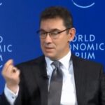 El director ejecutivo de Pfizer presentó a las élites de Davos en 2018 las píldoras de microchip
