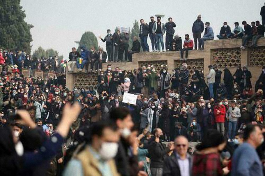 Las protestas contra el gobierno se extienden en Irán después de que los alimentos básicos a base de harina aumentaran un 300 %