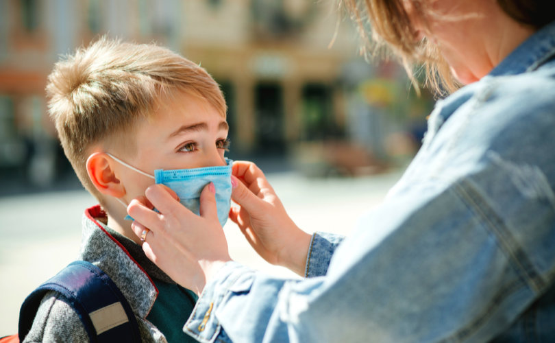 Usar mascarillas lleva a respirar niveles peligrosos de dióxido de carbono, según un estudio