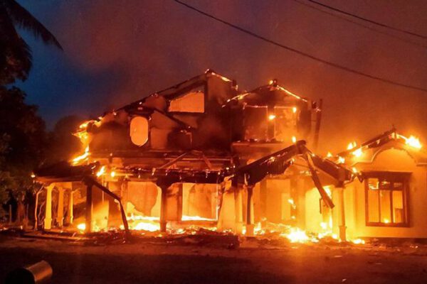 Residencia del Primer Ministro quemada en Sri Lanka