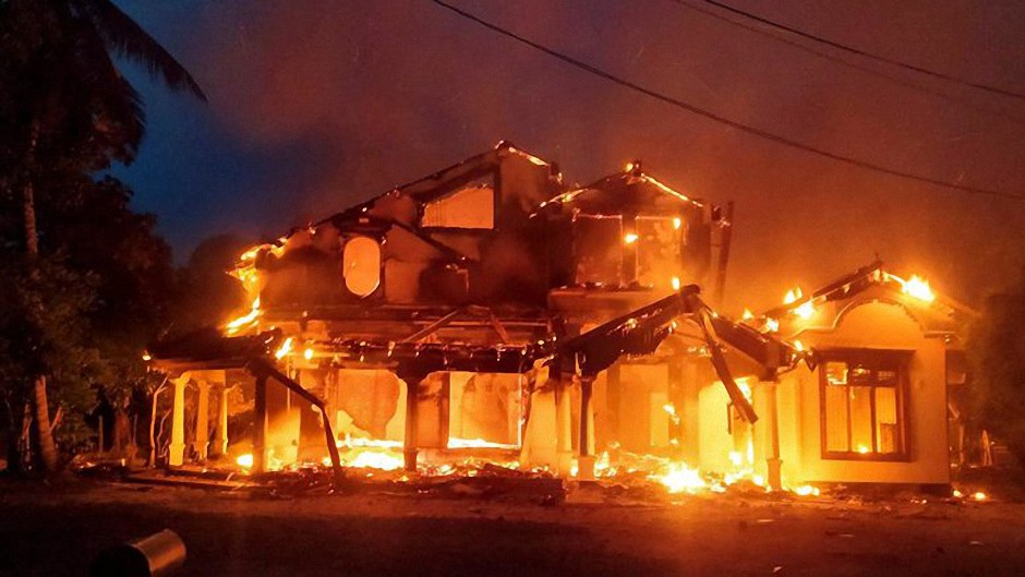 Los disturbios por alimentos en Sri Lanka se vuelven mortales cuando los manifestantes golpean a la policía y queman las casas de los políticos